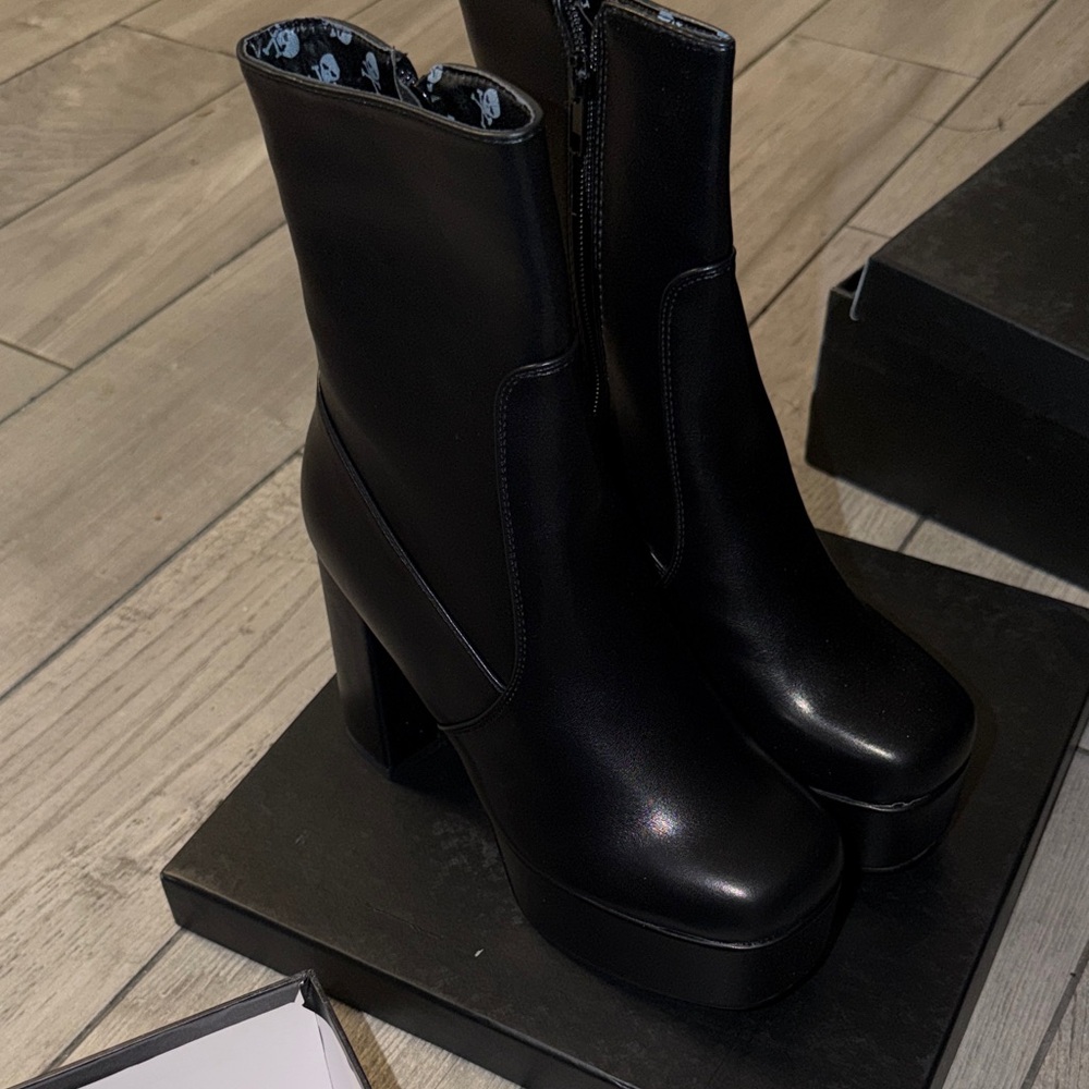 Moda Black Heeled Boots - Picture 5 of 7